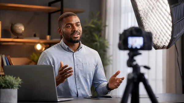 Lesgever die zijn cursus voor de camera opneemt, een eerste stap naar monetisatie
