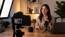 Lesgeefster die een videoles opneemt voor de camera met een microfoon