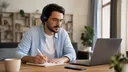 Blogtags over online leren: cursist met koptelefoon die notities maakt bij zijn laptop