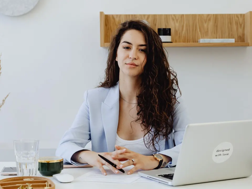 Devenir formateur : une formatrice prépare son cours à son bureau